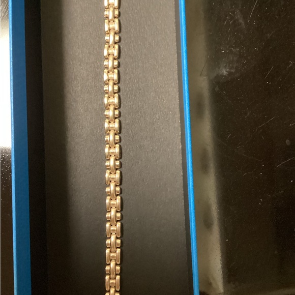 10 kt gold panther link bracelet.